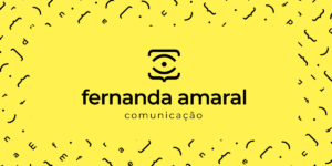 Logo da empresa Fernanda Amaral Comunicação. Fundo amarelo, escrito em preto.
