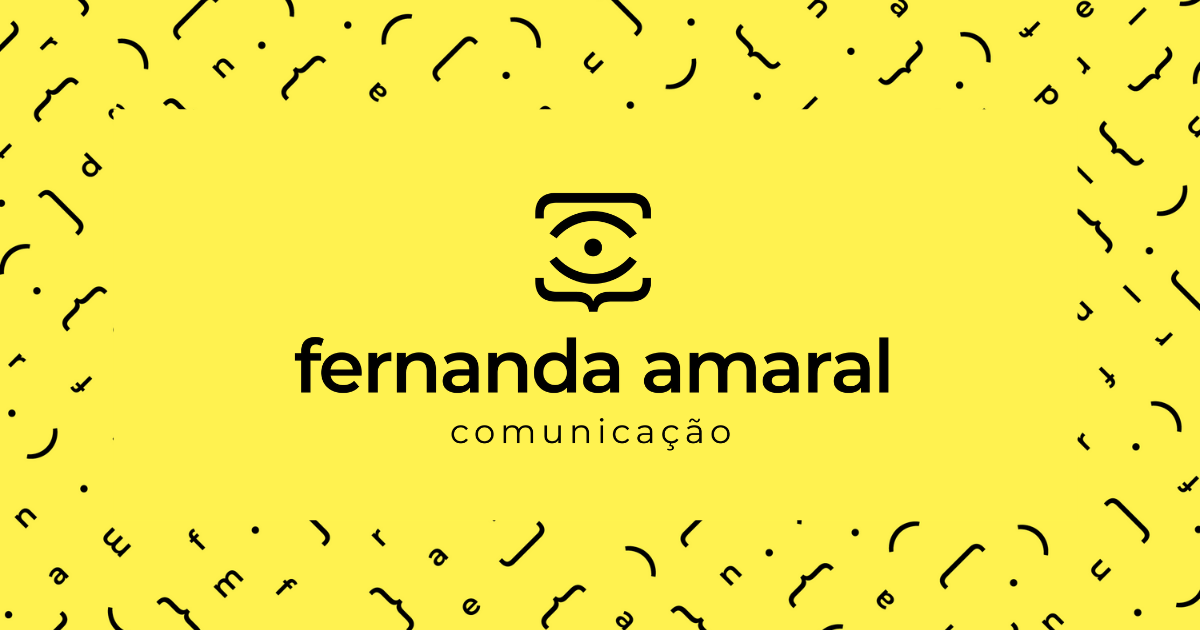 Logo da empresa Fernanda Amaral Comunicação. Fundo amarelo, escrito em preto.